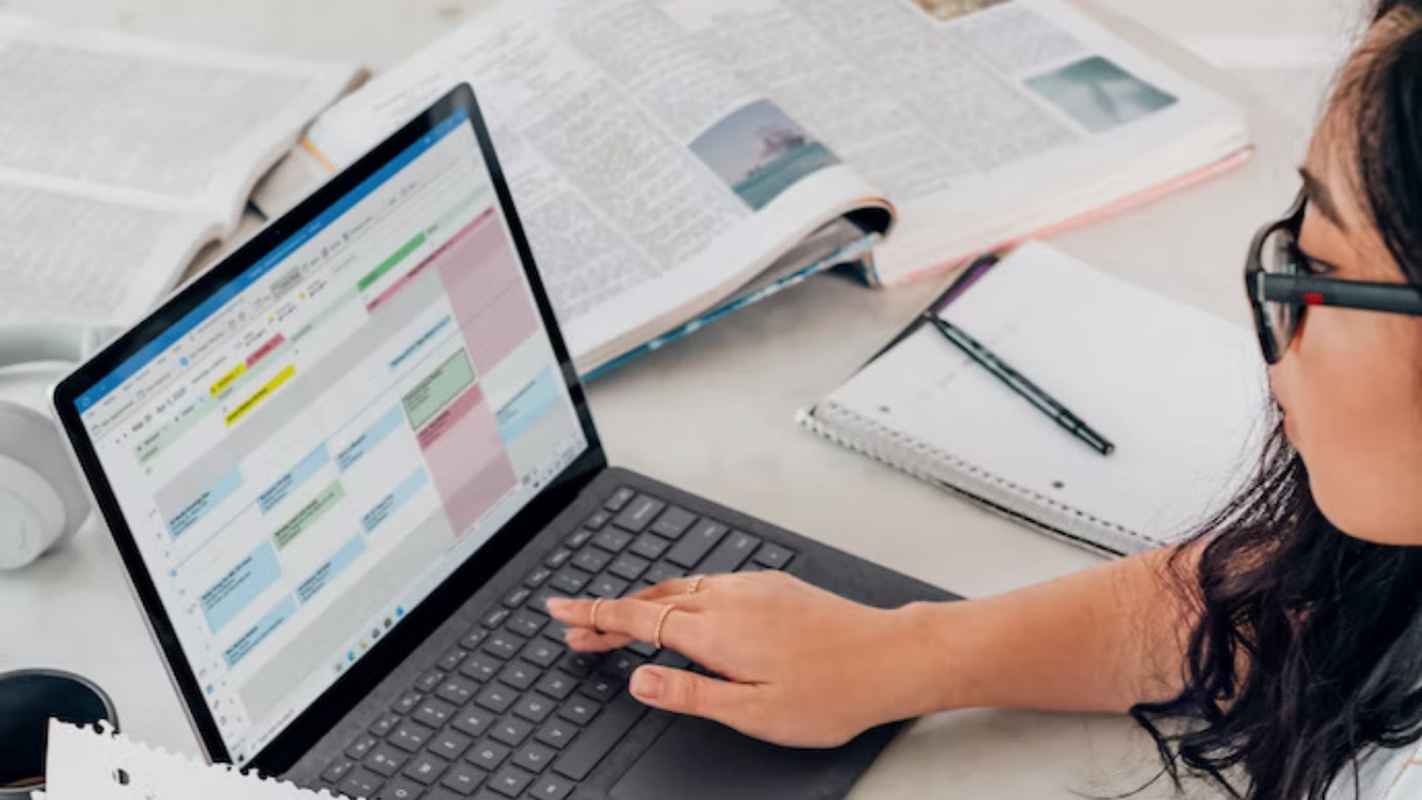 vector drawings of a teacher doing online classes and students attending online classes